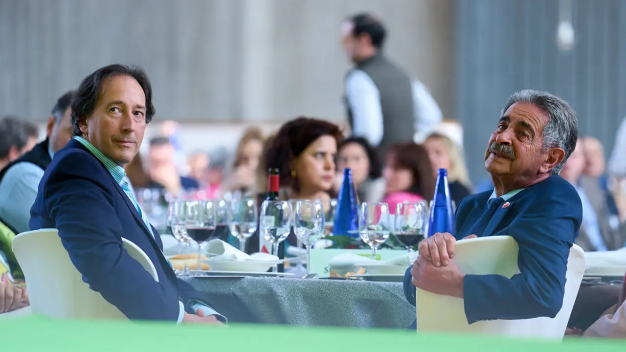 El expresidente de Cantabria, Miguel &Aacute;ngel Revilla y el exconsejero de Obras P&uacute;blicas, Jos&eacute; Luis Gochicoa. / Alerta