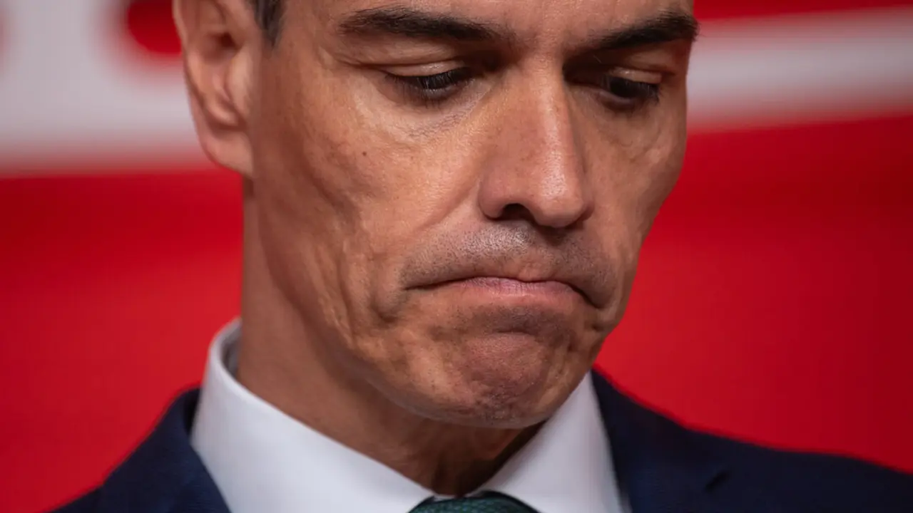 El secretario general del PSOE y presidente del Gobierno, Pedro S&aacute;nchez, durante una rueda de prensa. / Alejandro Mart&iacute;nez Velez