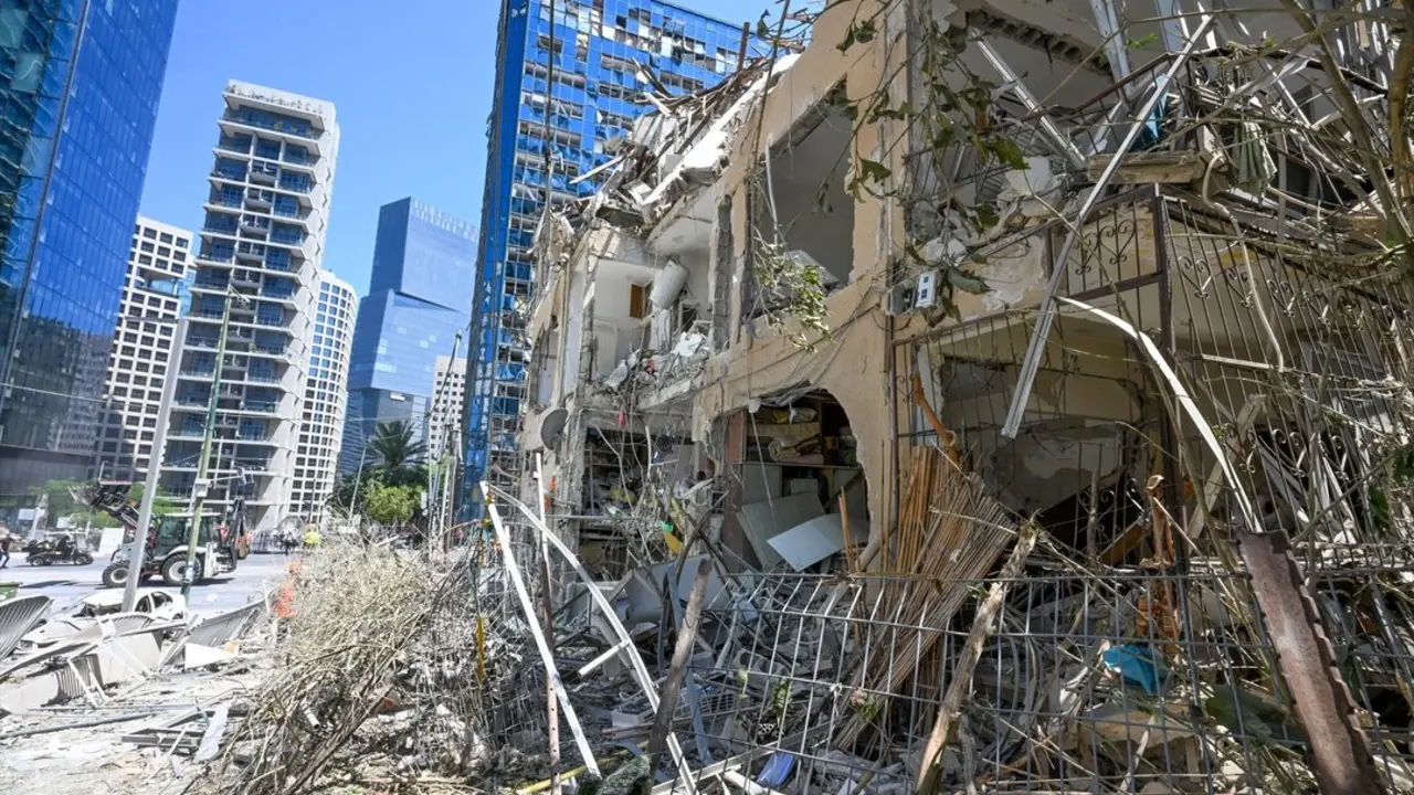 edificios da&ntilde;ados en el lugar donde un misil disparado desde Ir&aacute;n impact&oacute; y caus&oacute; da&ntilde;os en Ramat Gan, Israel. / Yossi Zeliger