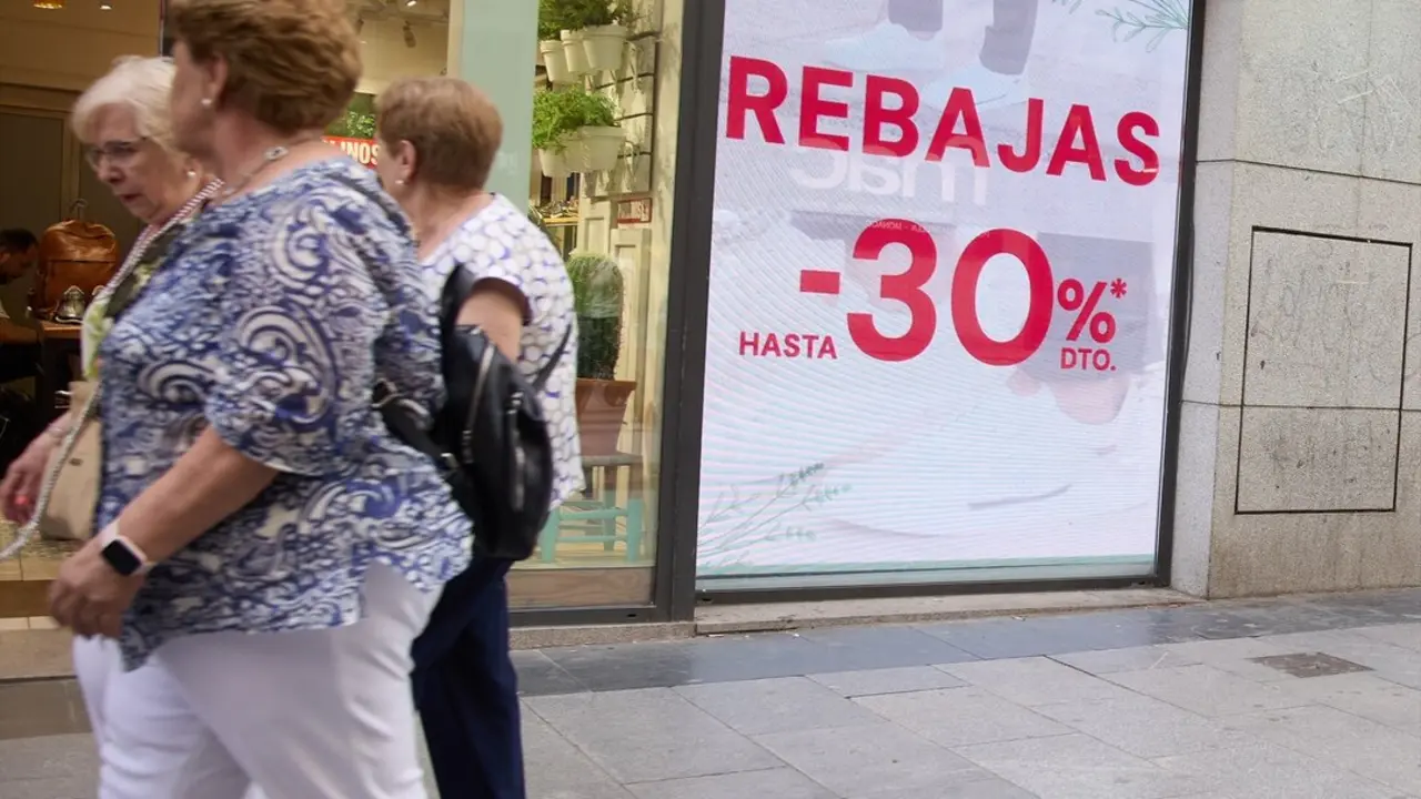 Un escaparate de una tienda, durante el comienzo de las rebajas de verano. / Jes&uacute;s Hell&iacute;n