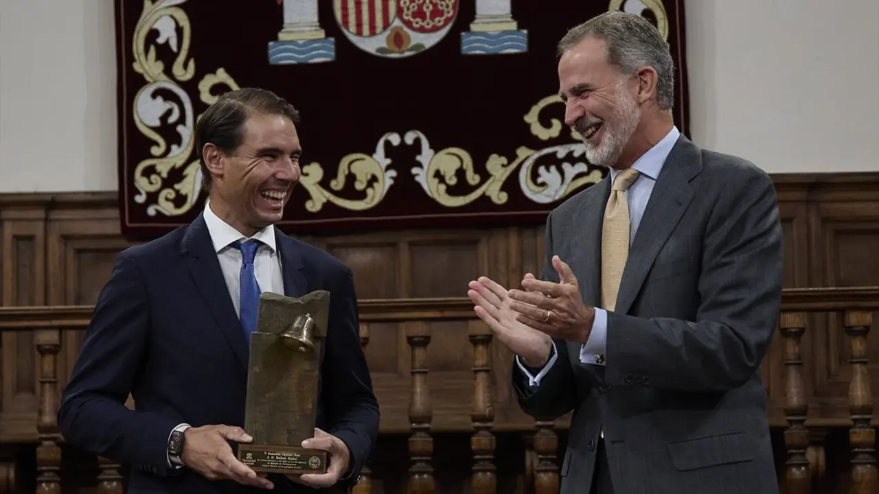 El Rey Felipe VI (d) entrega el &lsquo;Premio Camino Real&rsquo; al tenista Rafael Nadal (i). / Jes&uacute;s Hell&iacute;n