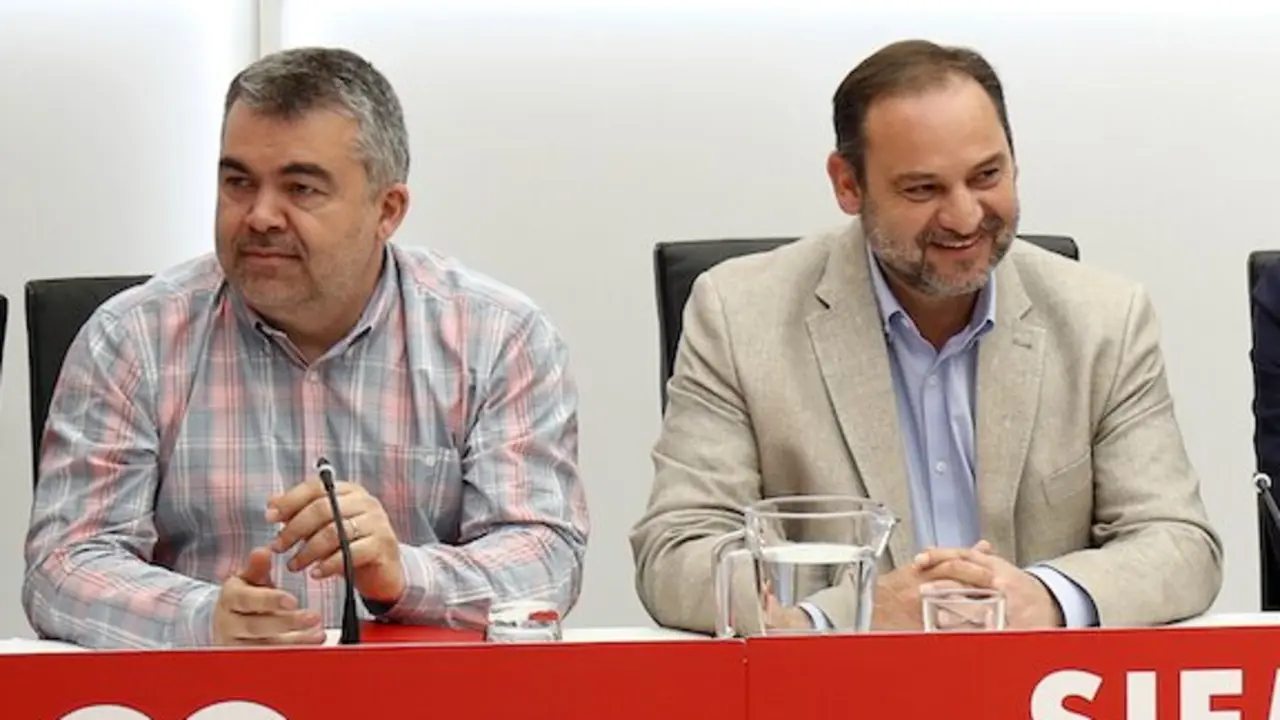 Santos Cerd&aacute;n y Jos&eacute; Luis &Aacute;balos durante un acto del PSOE. / Archivo / &Oacute;scar J.Barroso