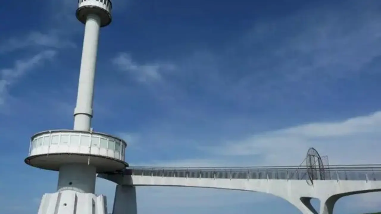 El Monumento al Indiano y a la Marina de Castilla, conocido abreviadamente como Monumento al Indiano y de forma popular como Pirul&iacute; de Pe&ntilde;a Cabarga. / CCM