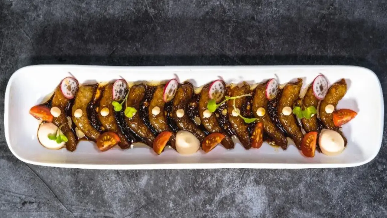 Uno de los platos del restaurante, Gambas de Huelva marinadas a la minute, con cherry, rabanito y spicy mayo. / IG