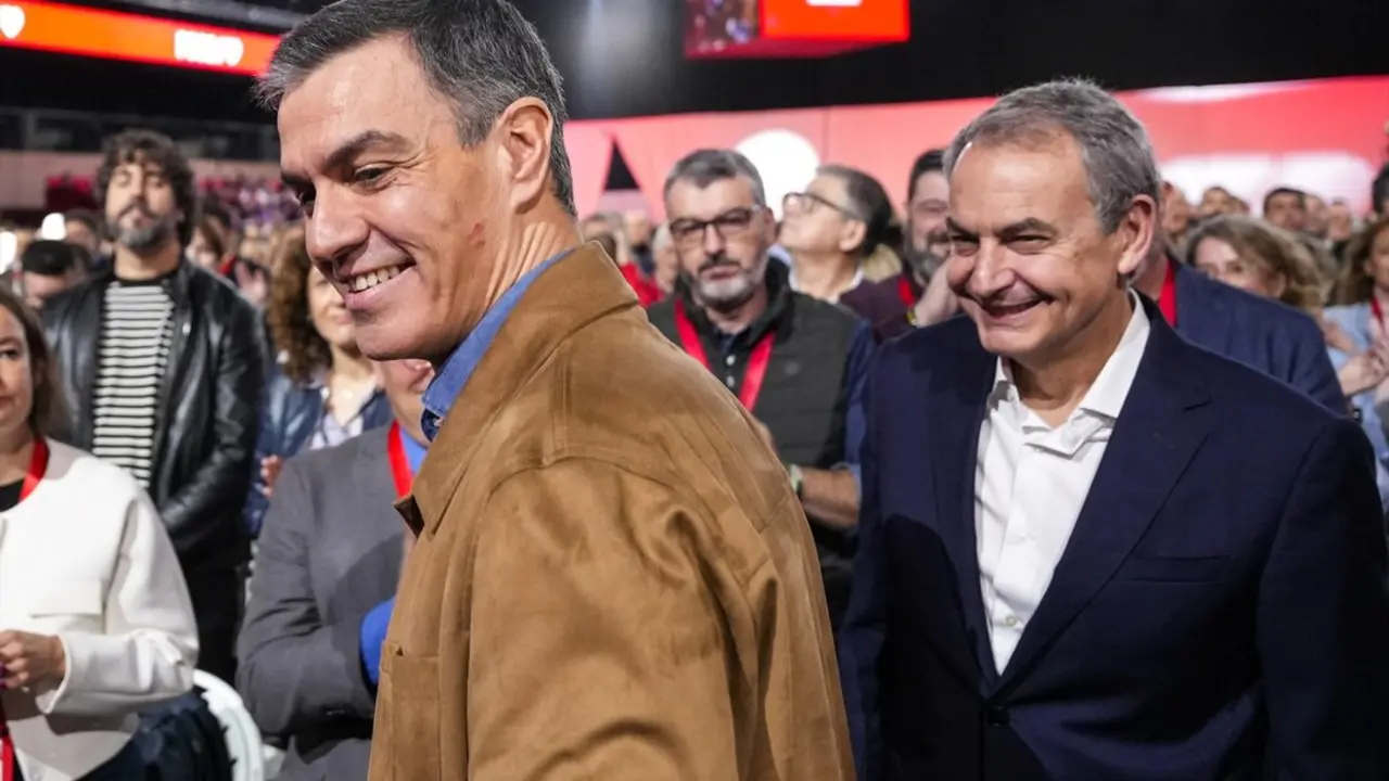 El Presidente del Gobierno, Pedro S&aacute;nchez, (i) junto al ex Presidente del Gobierno de Espa&ntilde;a, Jos&eacute; Luis Rodr&iacute;guez Zapatero, (d). / Joaqu&iacute;n Corchero