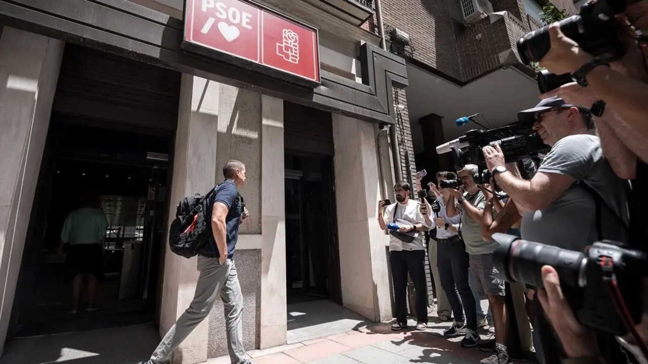 Un agente de la UCO sale de la sede del PSOE de la calle Ferraz. / Diego Radam&eacute;s