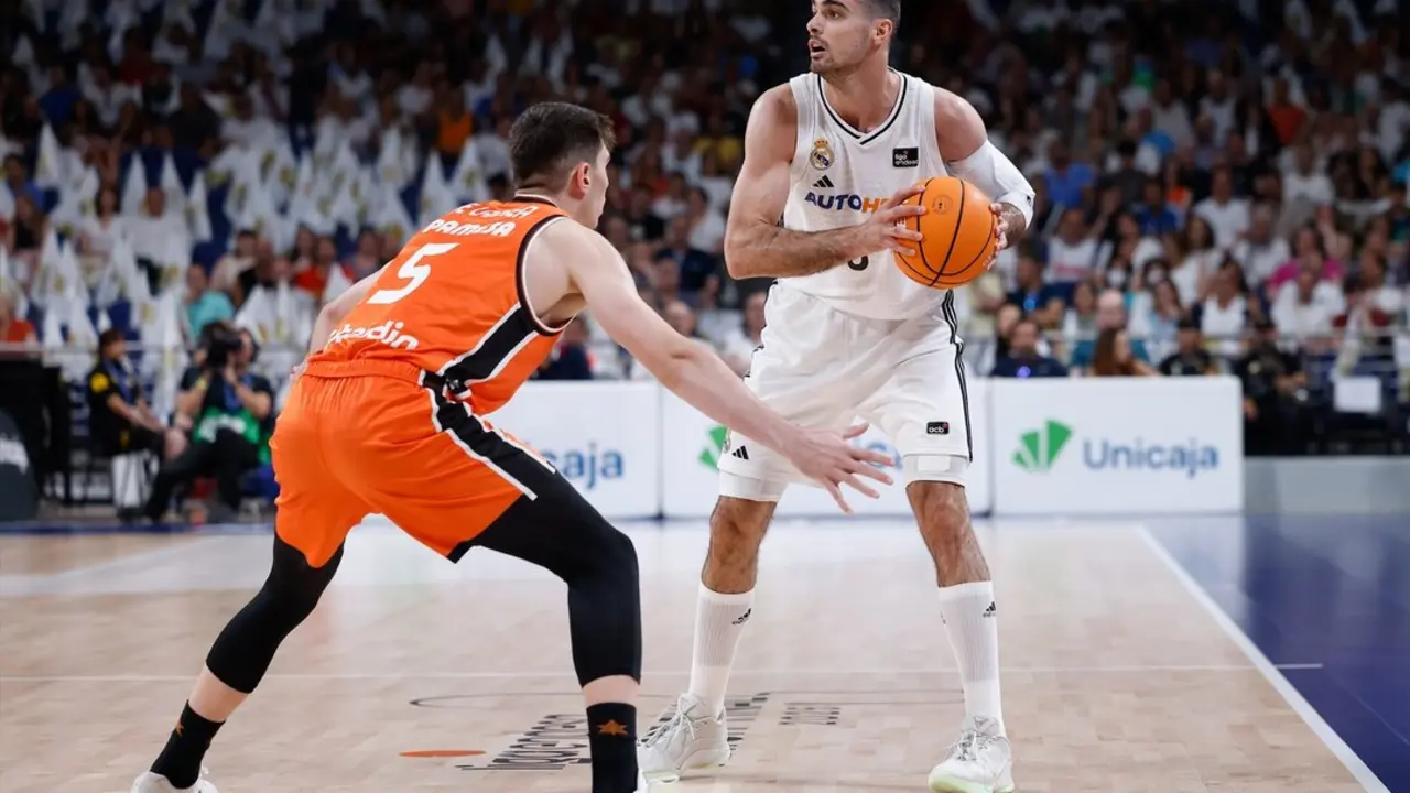 Alberto Abalde Diaz del Real Madrid y Sergio De Larrea del Valencia Basket durante el partido de ayer. / EP