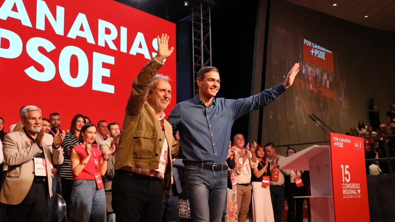 El presidente del Gobierno, Pedro S&aacute;nchez (d), y el secretario general del PSOE de Canarias, &Aacute;ngel V&iacute;ctor Torres (i). / EP