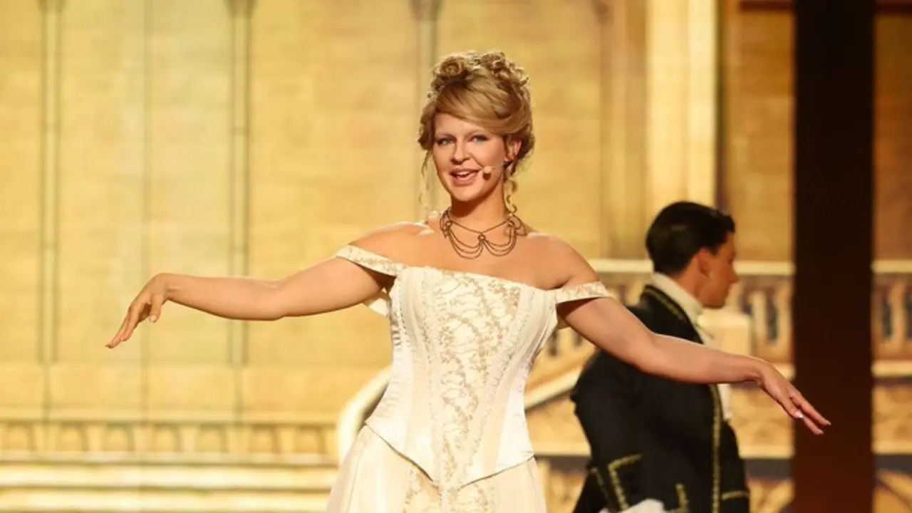 Laura Escanes imita a Taylor. Swift. / A3Media