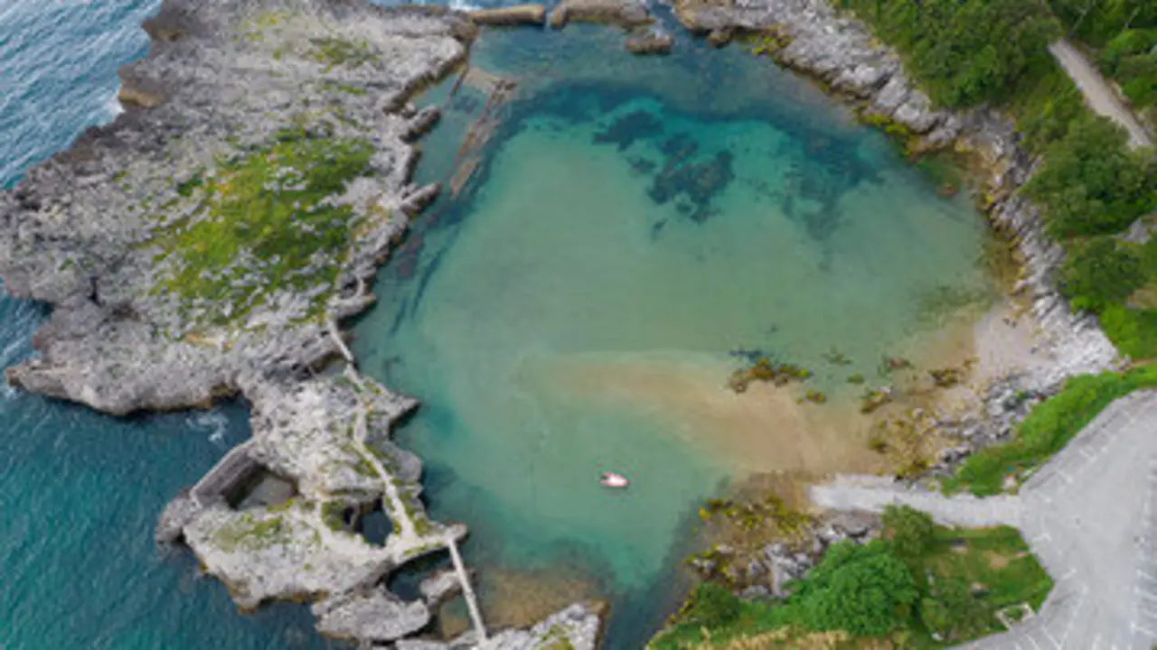 No es una playa cualquiera. En este rinc&oacute;n de Cantabria, el r&iacute;o desemboca suavemente en el mar, creando un entorno &uacute;nico para ba&ntilde;arse, pasear y disfrutar de la naturaleza sin agobios. / A.S.P