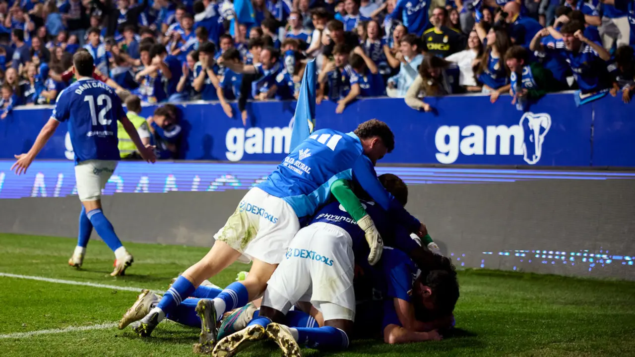 Francisco Portillo del Real Oviedo celebra su gol en el partido de ayer. / EP