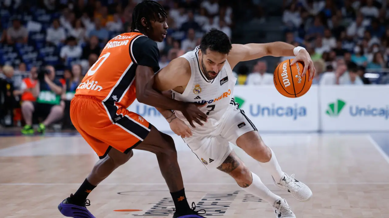 Facundo Campazzo del Real Madrid y Brancou Badio del Valencia durante el partido. / EP