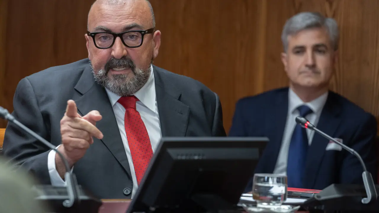 El exasesor del exministro Jos&eacute; Luis &Aacute;balos, Koldo Garc&iacute;a (i), junto a su abogado (d). / Eduardo Parra
