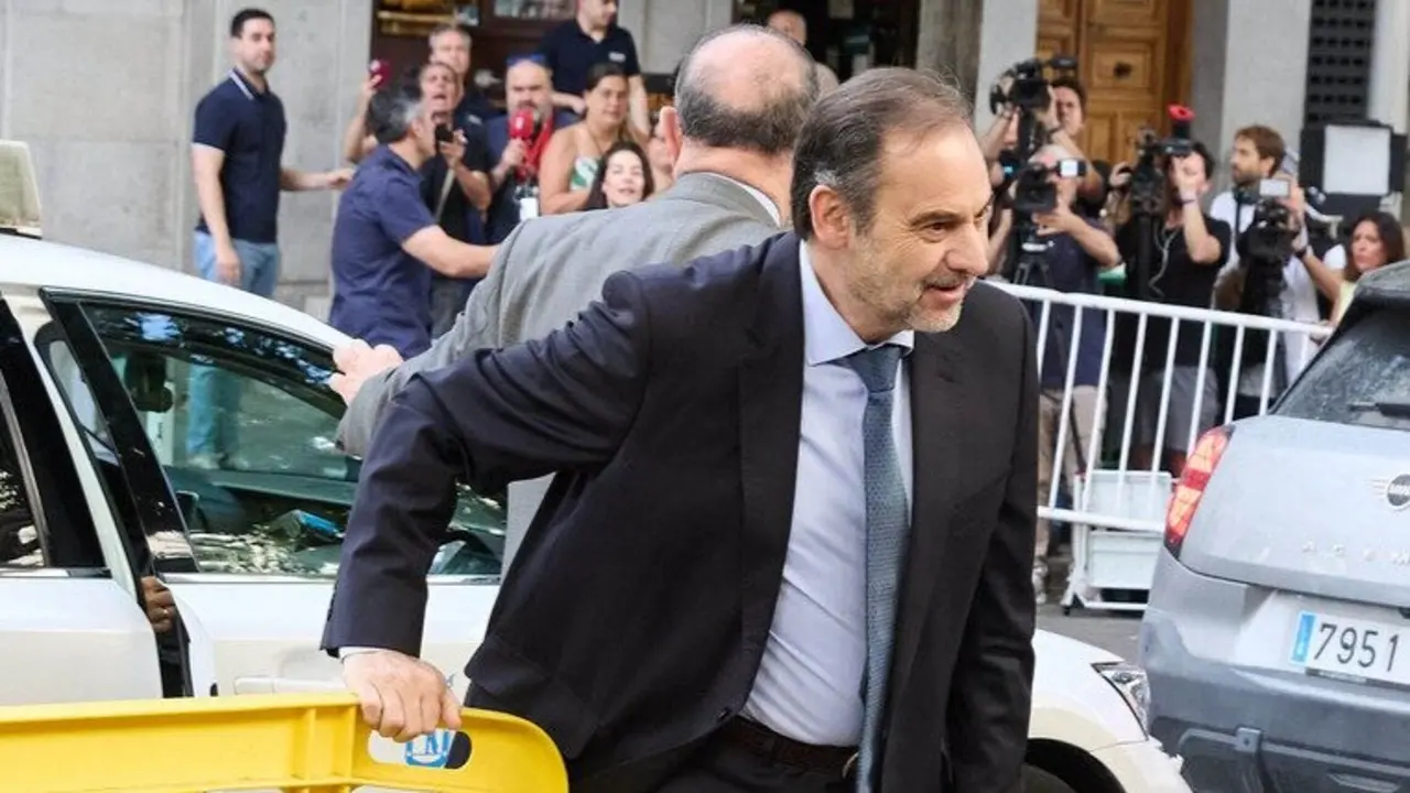 El exministro de Transportes Jos&eacute; Luis &Aacute;balos (i) a su llegada al Tribunal Supremo. / Jes&uacute;s Hell&iacute;n