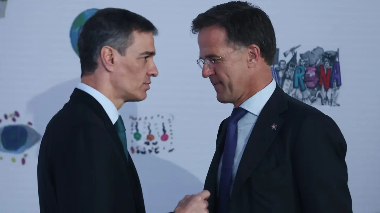 El presidente del Gobierno, Pedro S&aacute;nchez, conversa con el secretario general de la OTAN, Mark Rutte. / Fernando Calvo