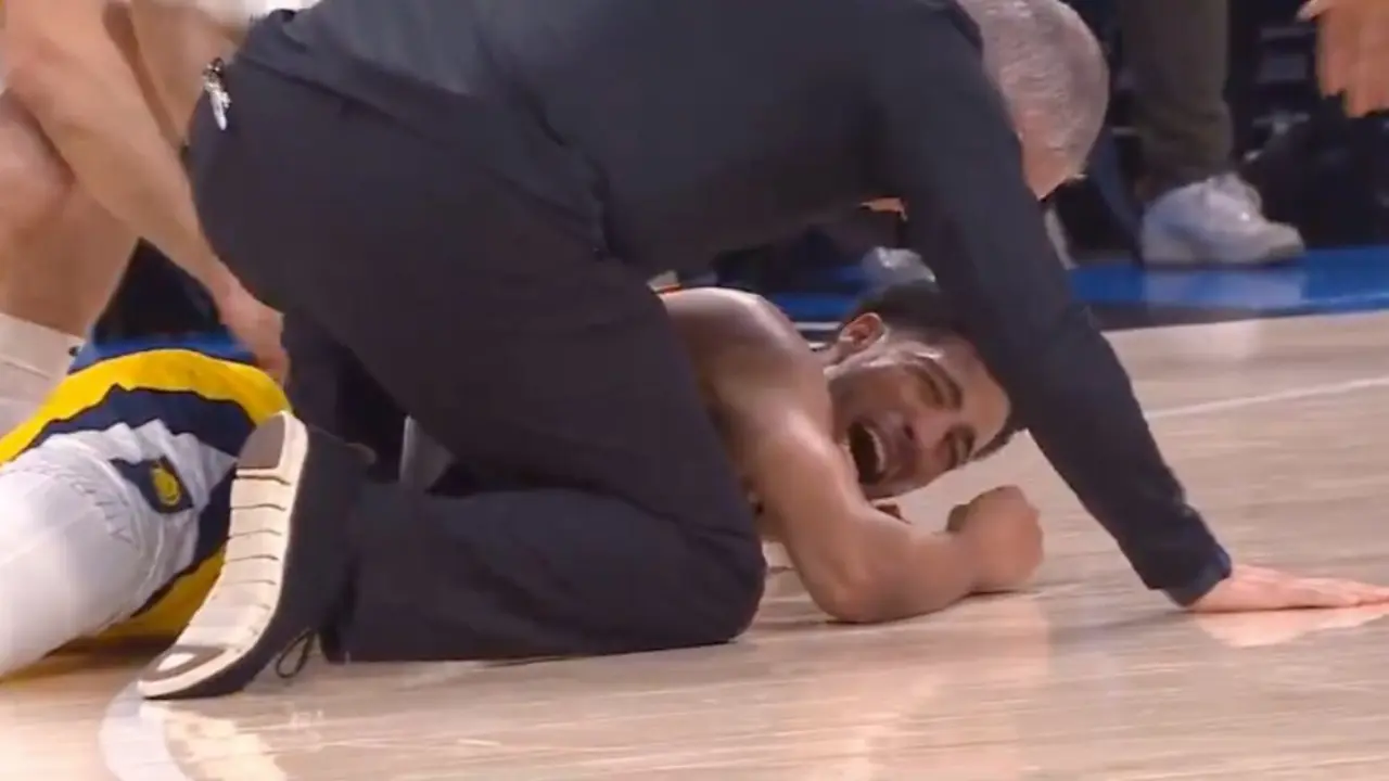 Haliburton tras lesionarse durante la final de ayer. / X