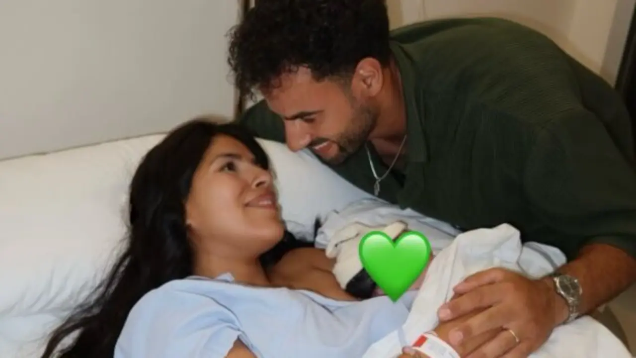 Isa Pantoja y Asraf Beno con su hijo. / ig