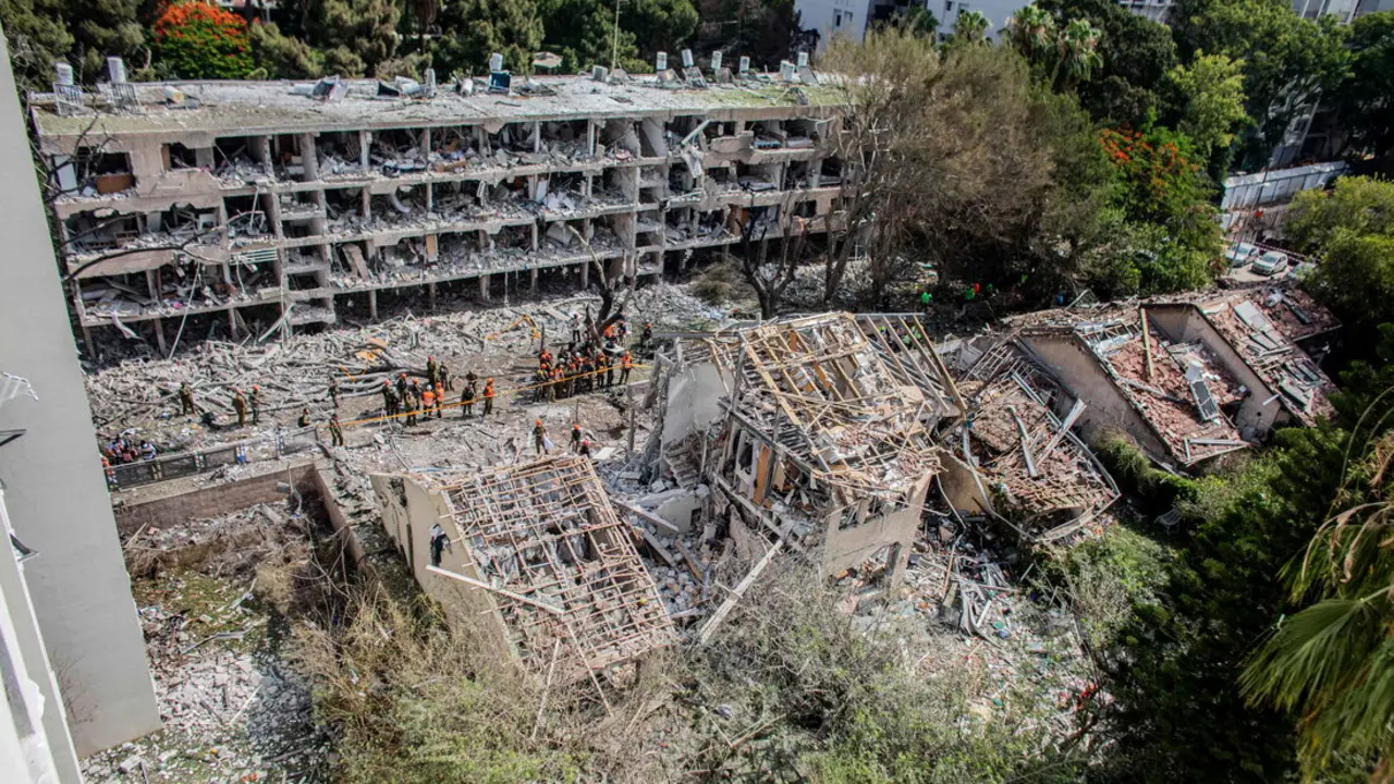 Un lugar de impacto tras el ataque de un misil bal&iacute;stico iran&iacute;. / EP