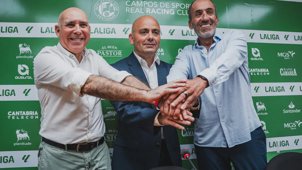 Manolo Higuera /izq) y Sebasti&aacute;n Ceria (dcha), durante la presentaci&oacute;n de Chema Arag&oacute;n (centro). / RRC