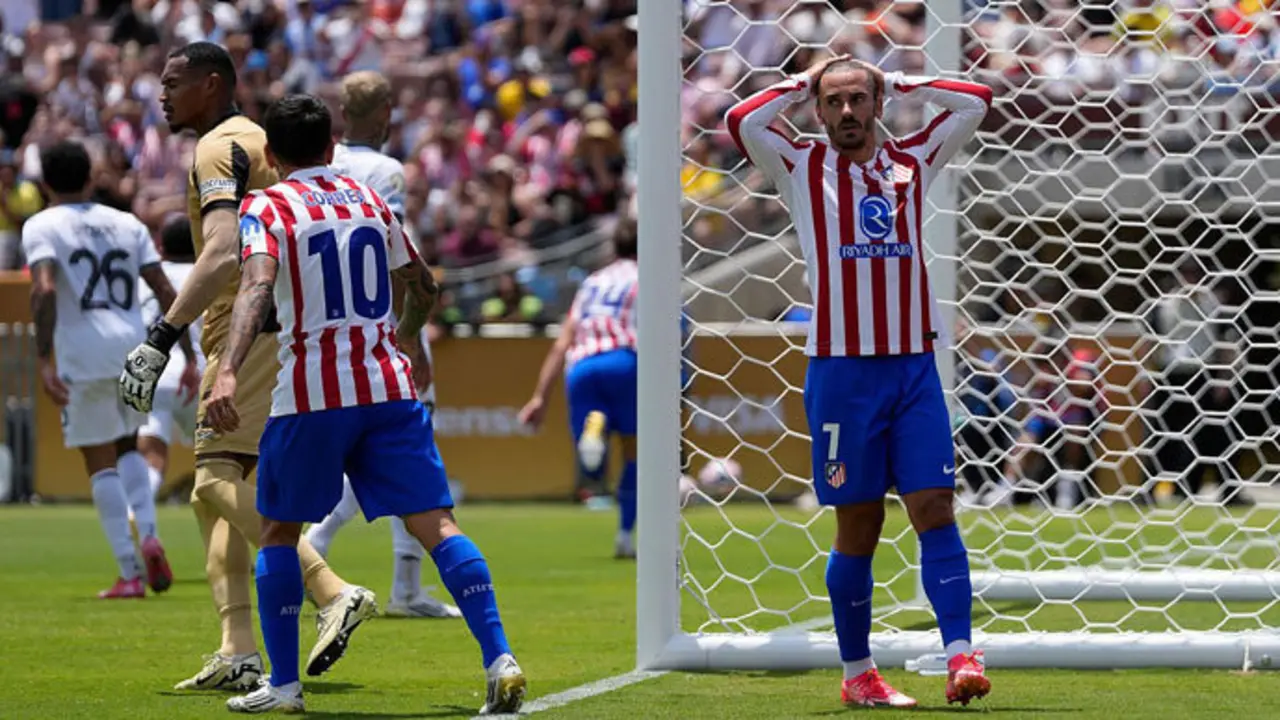 Griezmann se lamenta durante el partido frente al Botafogo. / x