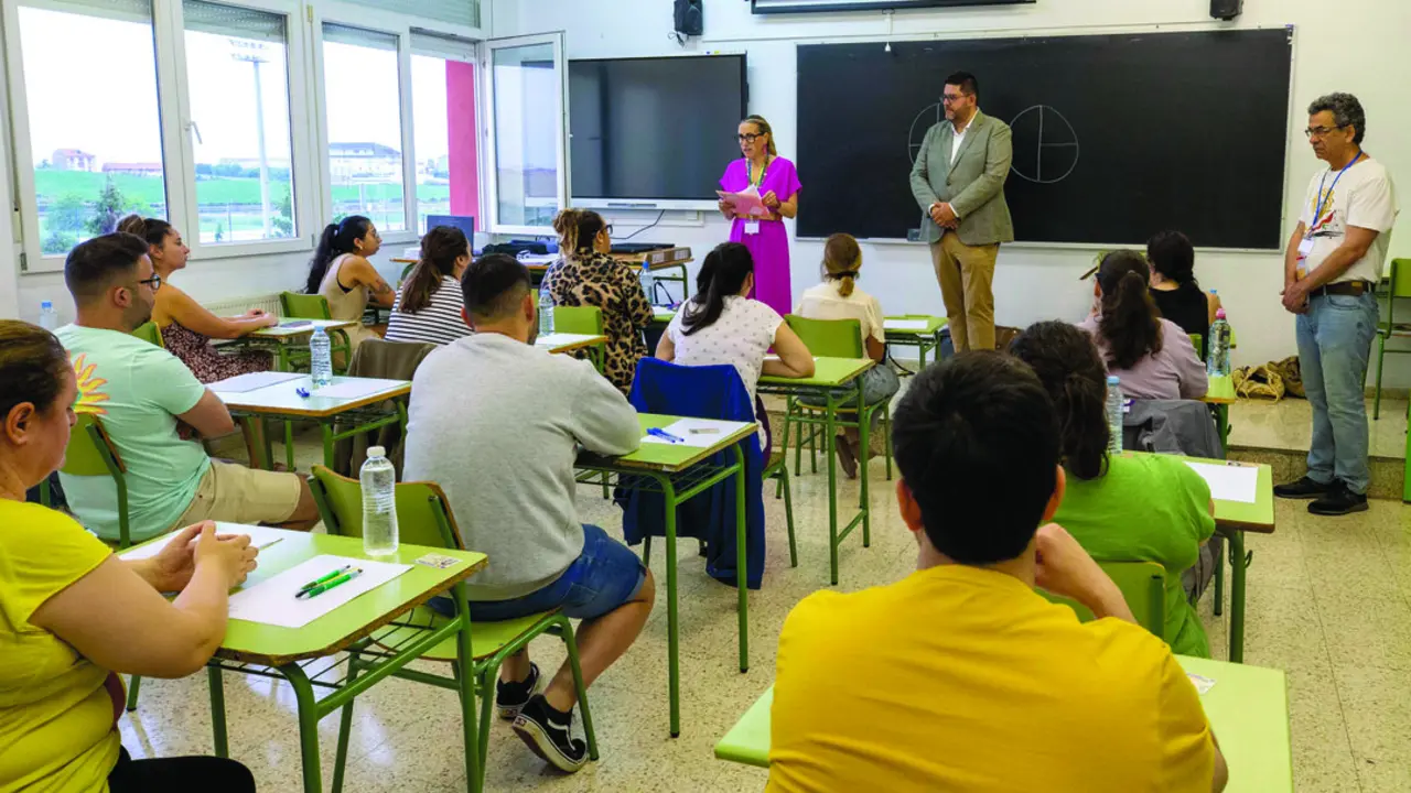 El director general de Personal Docente, Alberto Honta&ntilde;&oacute;n, en el inicio de las pruebas de oposiciones al Cuerpo de Maestros el pasado d&iacute;a 21. / Alerta