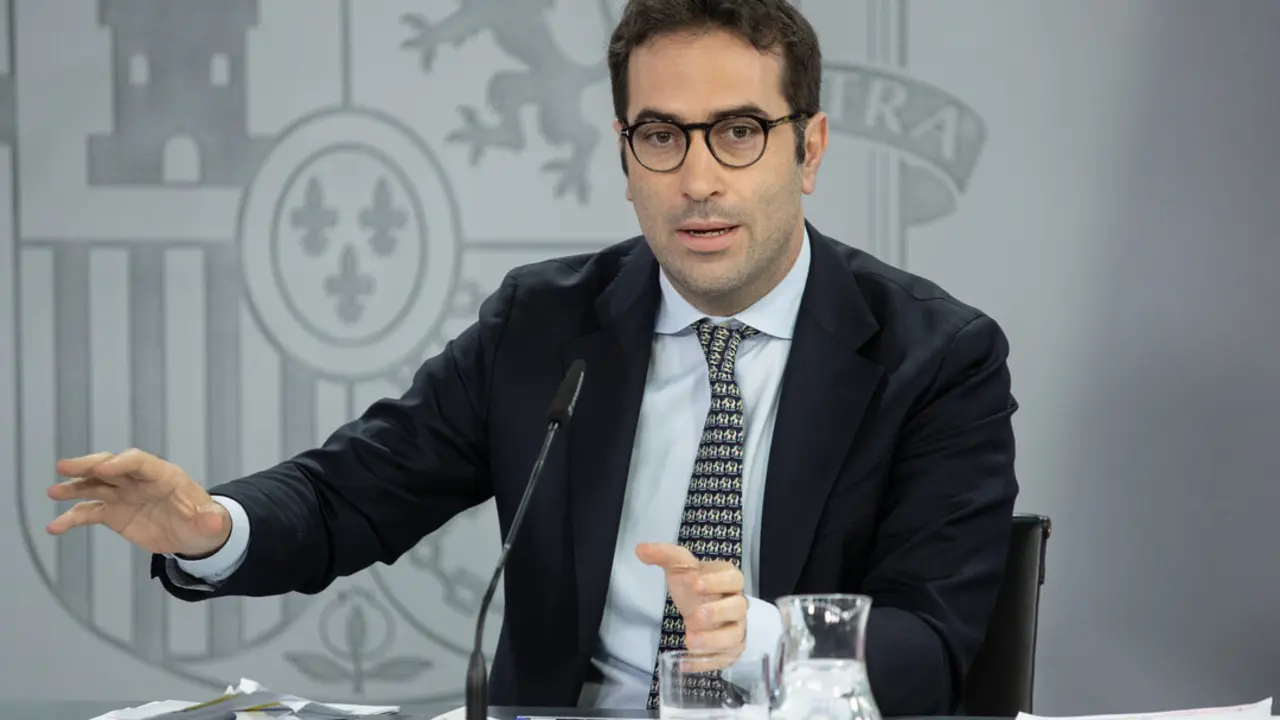 El ministro de Econom&iacute;a, Comercio y Empresa, Carlos Cuerpo, durante una rueda de prensa. / Alejandro Mart&iacute;nez