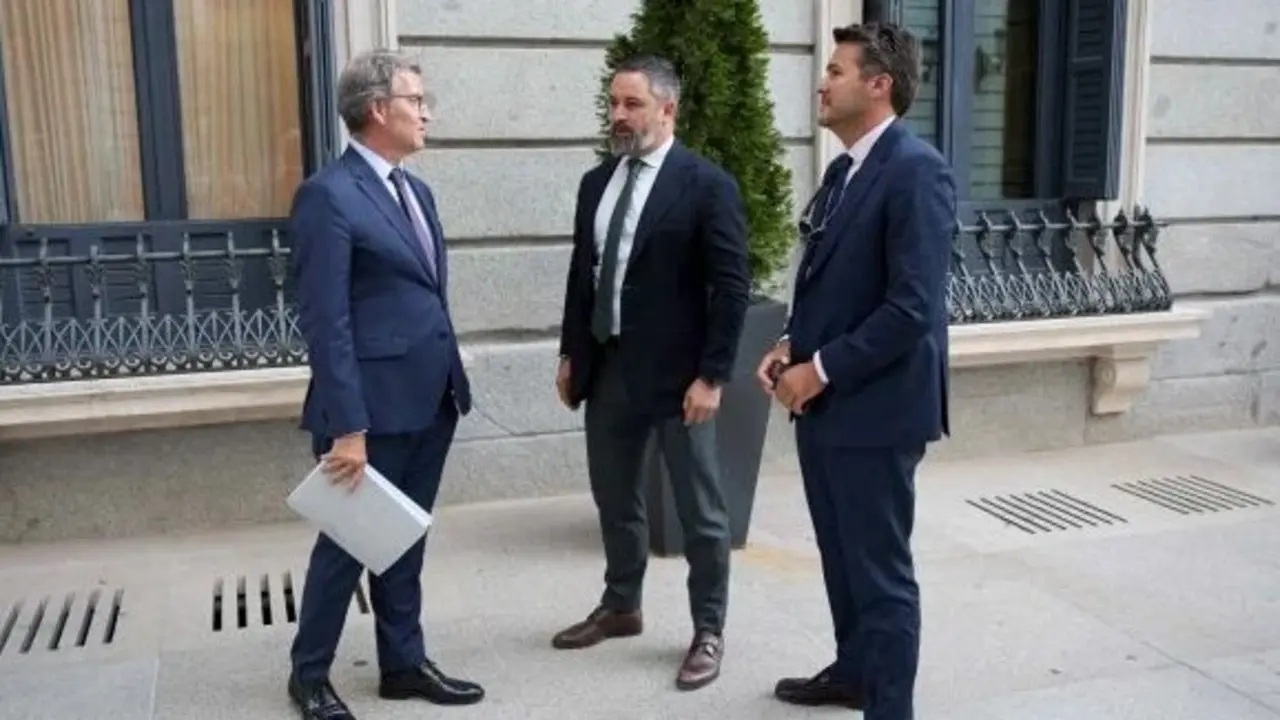 Feij&oacute;o y Abascal en el patio del Congreso. / EP