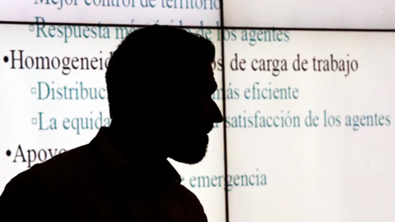 Un conferenciante delante de una proyecci&oacute;n digital. / cobo