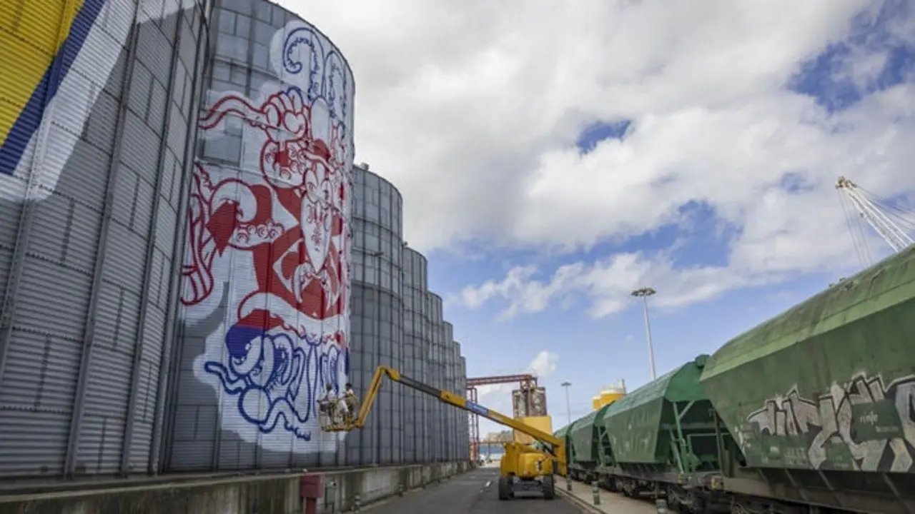 Silos en el puerto de Santander. / x