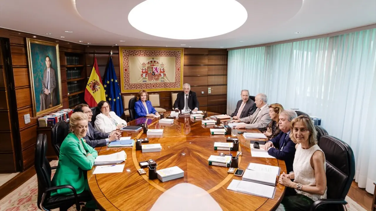 El presidente del TC, C&aacute;ndido Conde-Pumpido y la vicepresidenta del Tribunal Constitucional, Inmaculada Montalb&aacute;n Huertas, presiden un Pleno jurisdiccional del TC. / Carlos Luj&aacute;n