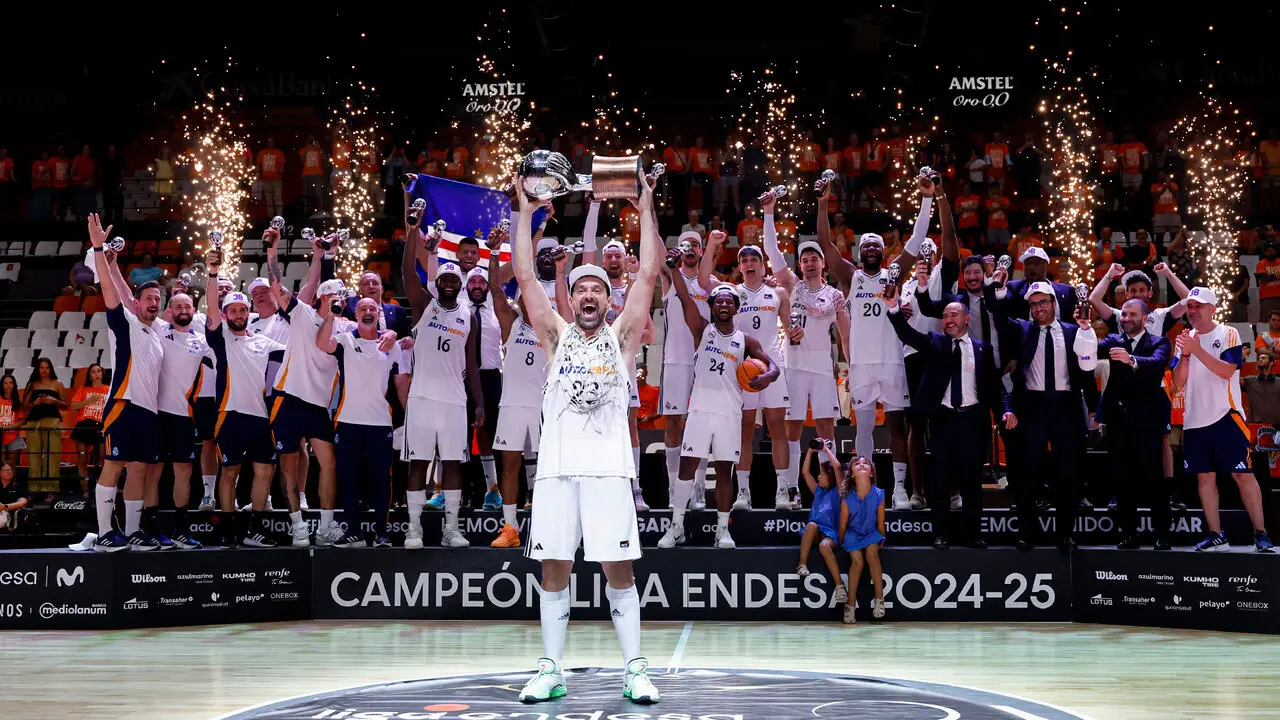 Los jugadores del Real Madrid celebran el t&iacute;tulo de liga. / RMBasket