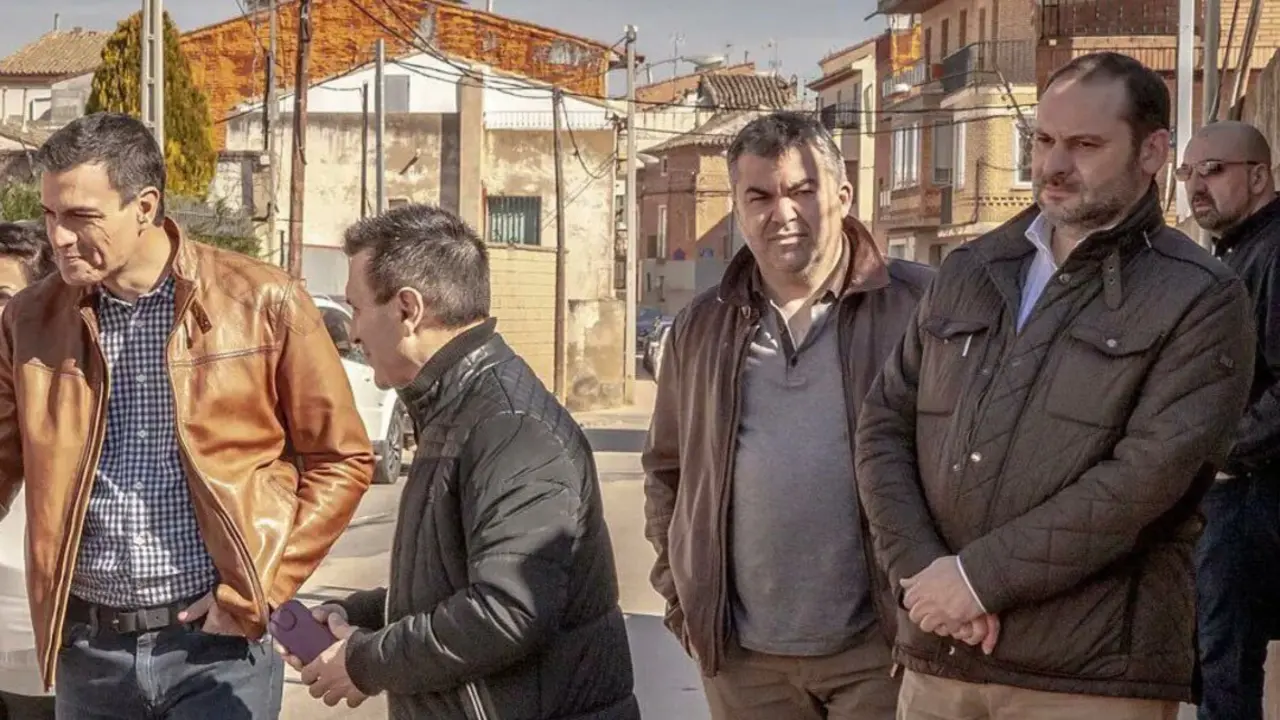 La foto de S&aacute;nchez con el 'clan Peugeot'. El presidente del Gobierno hizo campa&ntilde;a para las primarias del PSOE arropado por el n&uacute;cleo duro de la trama: Jos&eacute; Luis &Aacute;balos, Santos Cerd&aacute;n y Koldo Garc&iacute;a. / x