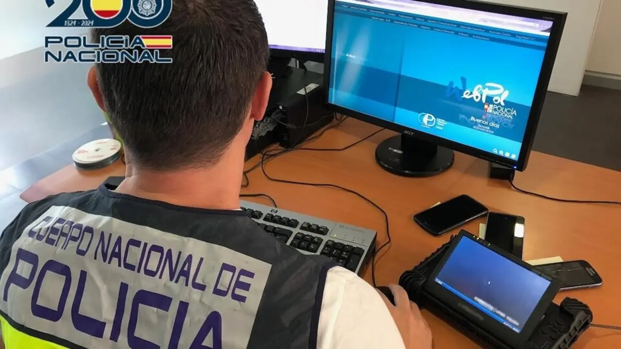 Un agente de la Polic&iacute;a frente a un ordenador. / P.N.