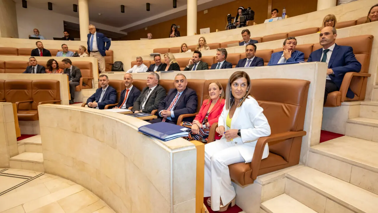 La presidenta del Gobierno de Cantabria junto a los consejeros de su Ejecutivo. / A.E.