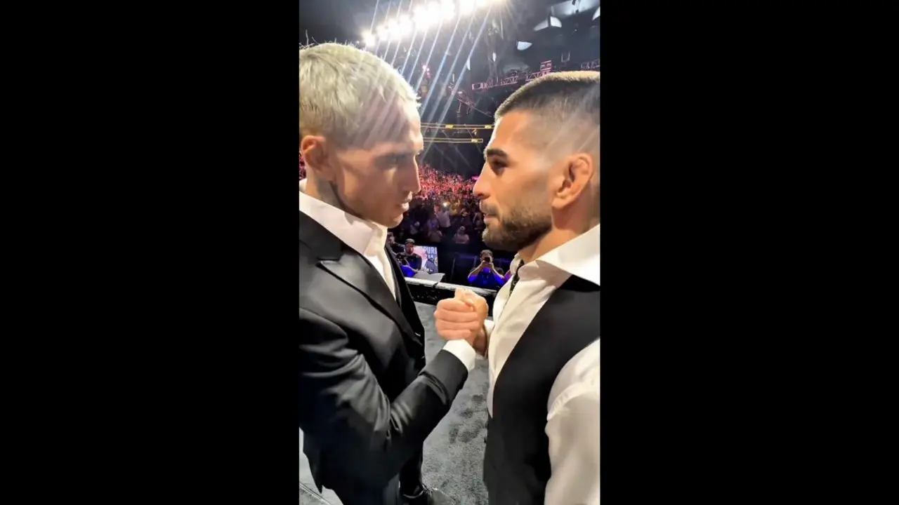 Oliveira y Topuria durante el careo. / X
