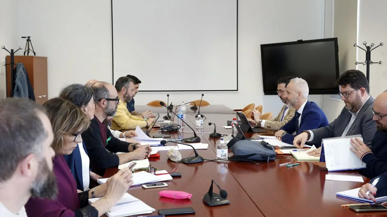 El consejero Educaci&oacute;n, Sergio Silva, se re&uacute;ne con la Junta de Personal Docente. / Lara Revilla
