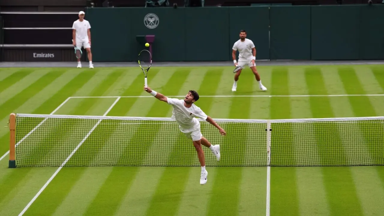 El tenista espa&ntilde;ol Carlos Alcaraz devuelve un rev&eacute;s al serbio Novak Djokovic durante un entrenamiento antes de Wimbledon. / Ben Whitley