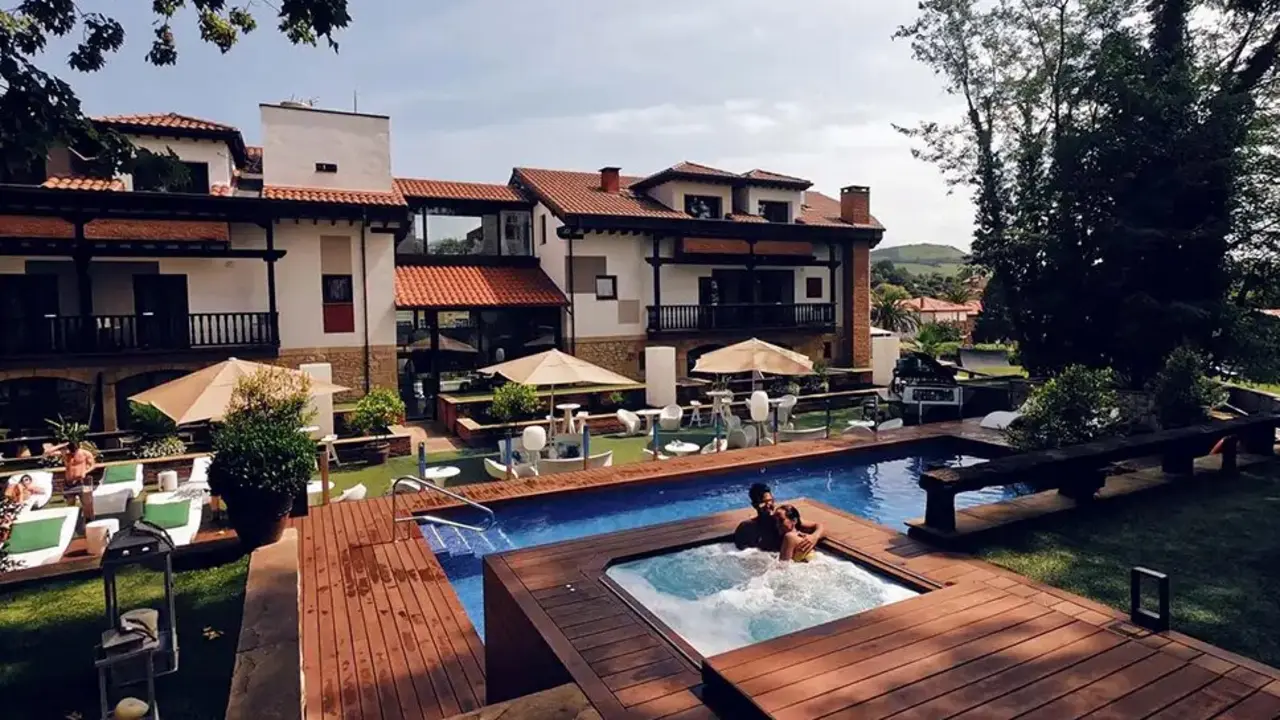 Jacuzzi exterior del Hotel Cuevas, en Santillana del Mar. / H.C.