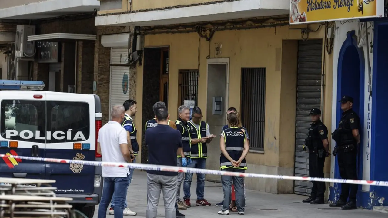 Varios agentes de Polic&iacute;a en el lugar donde han ocurrido los hechos. / Rober Solsona
