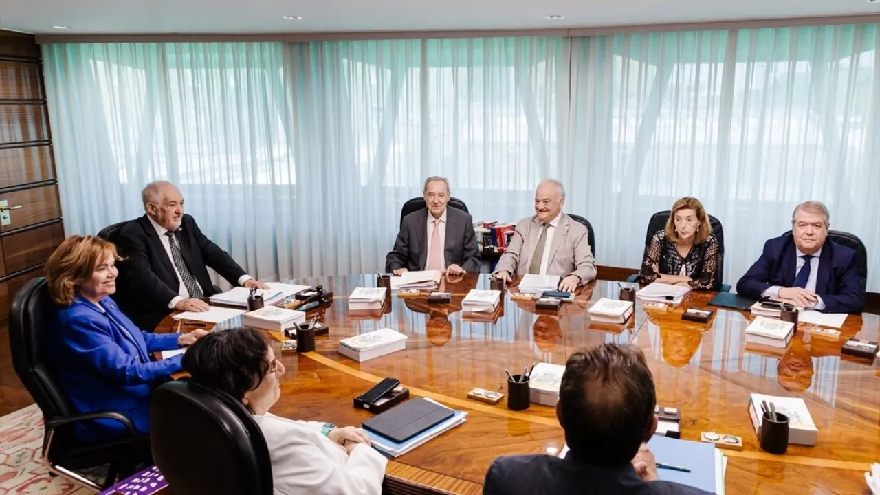 El presidente del Tribunal Constitucional, C&aacute;ndido Conde-Pumpido y la vicepresidenta del Tribunal Constitucional, Inmaculada Montalb&aacute;n Huertas, presiden un Pleno jurisdiccional del Tribunal Constitucional. / Carlos Luj&aacute;n