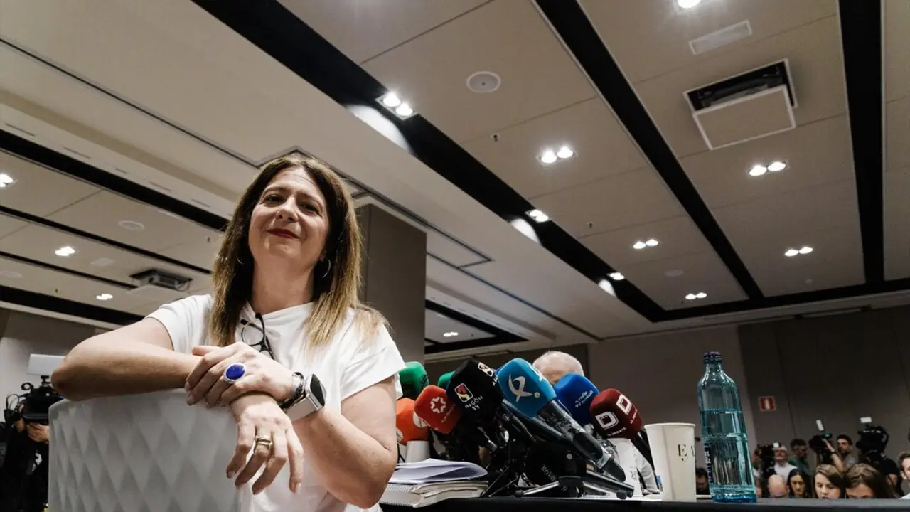 La exmilitante socialista Leire D&iacute;ez durante una rueda de prensa. / Carlos Luj&aacute;n