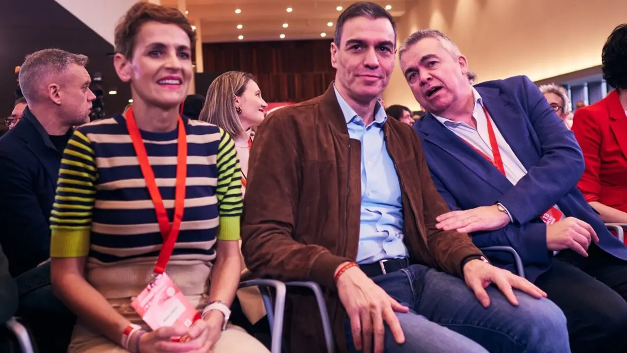 (I-D) La presidenta del Gobierno de Navarra, Mar&iacute;a Chivite; el  presidente del Gobierno, Pedro S&aacute;nchez, y el exsecretario de Organizaci&oacute;n, Santos Cerd&aacute;n. / Eduardo Sanz