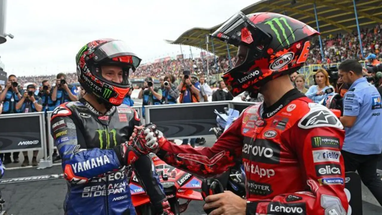 Fabio Quartararo y Bagnaia se saludan tras la carrera. / MotoGP