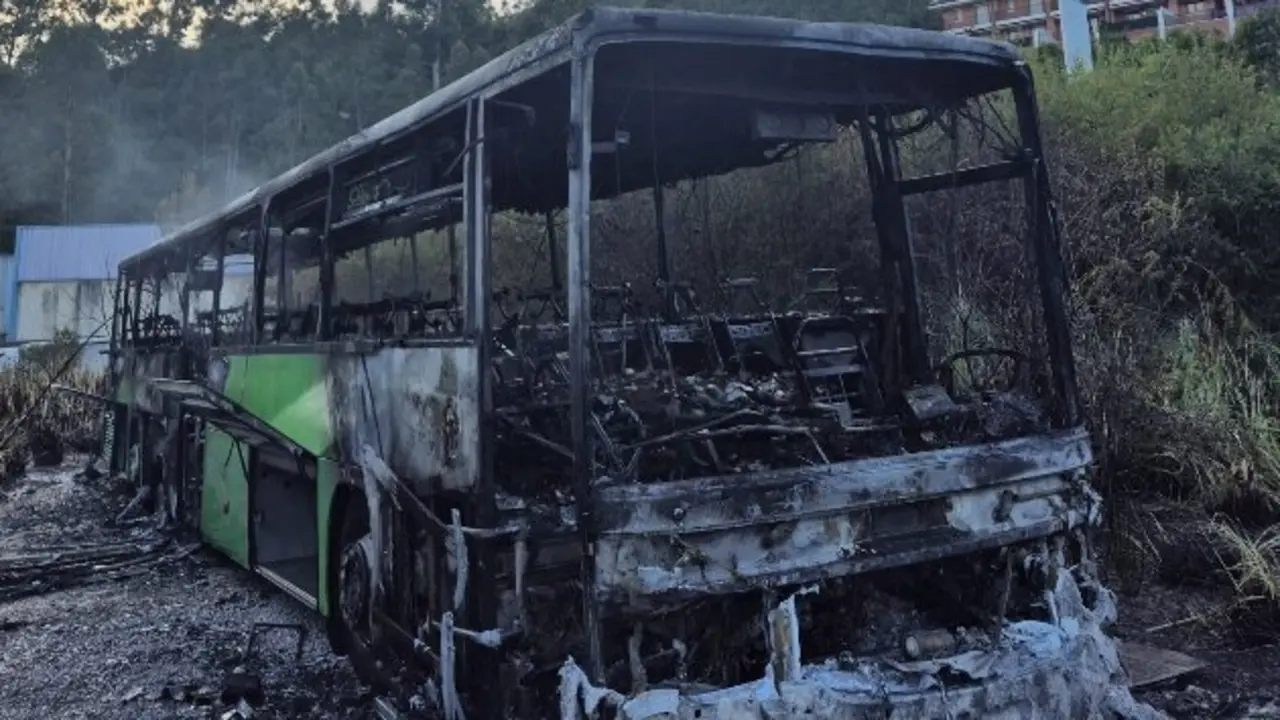 Autob&uacute;s calcinado en Castro Urdiales. / 112 Cantabria