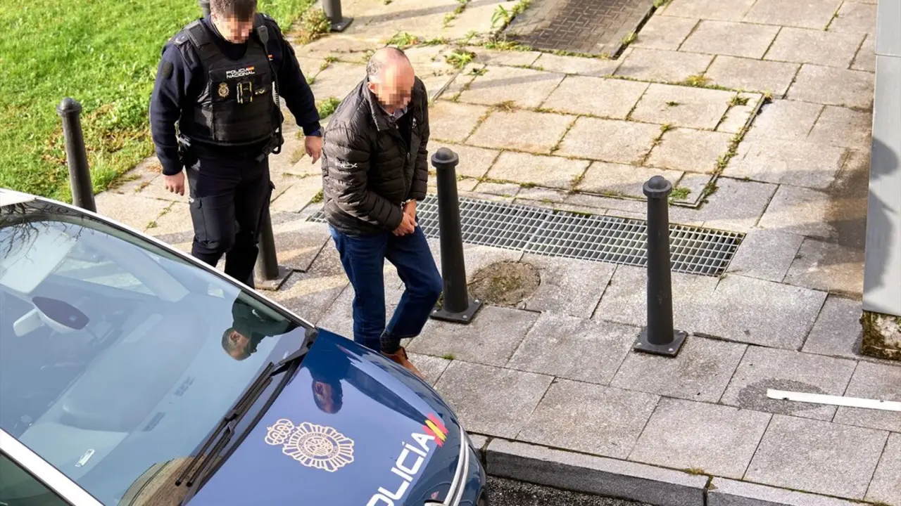 Uno de los implicados en el caso a su llegada al Complejo Judicial de Las Salesas. / Juan Manuel Serrano / Archivo