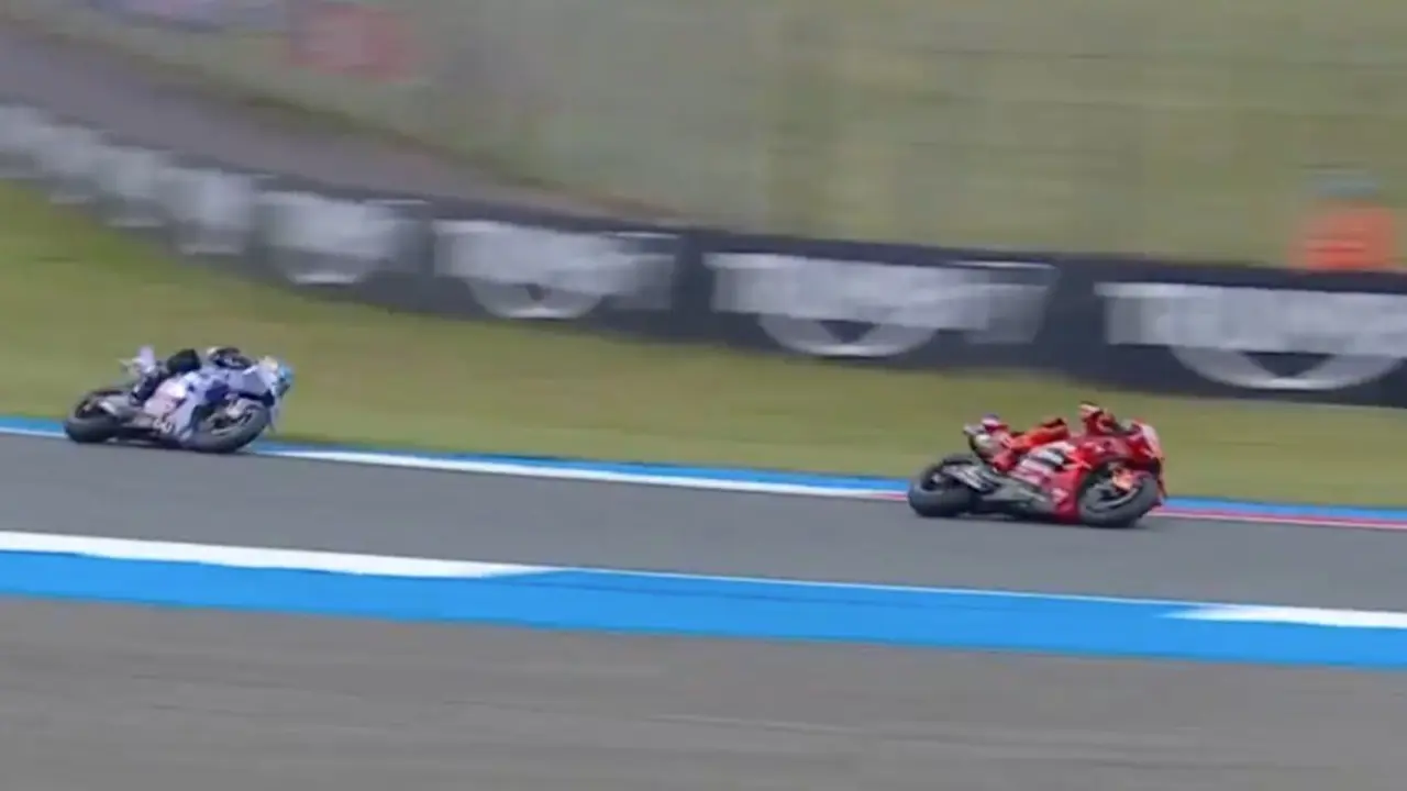 Los hermanos M&aacute;rquez luchando por el primer puesto. / MotoGP