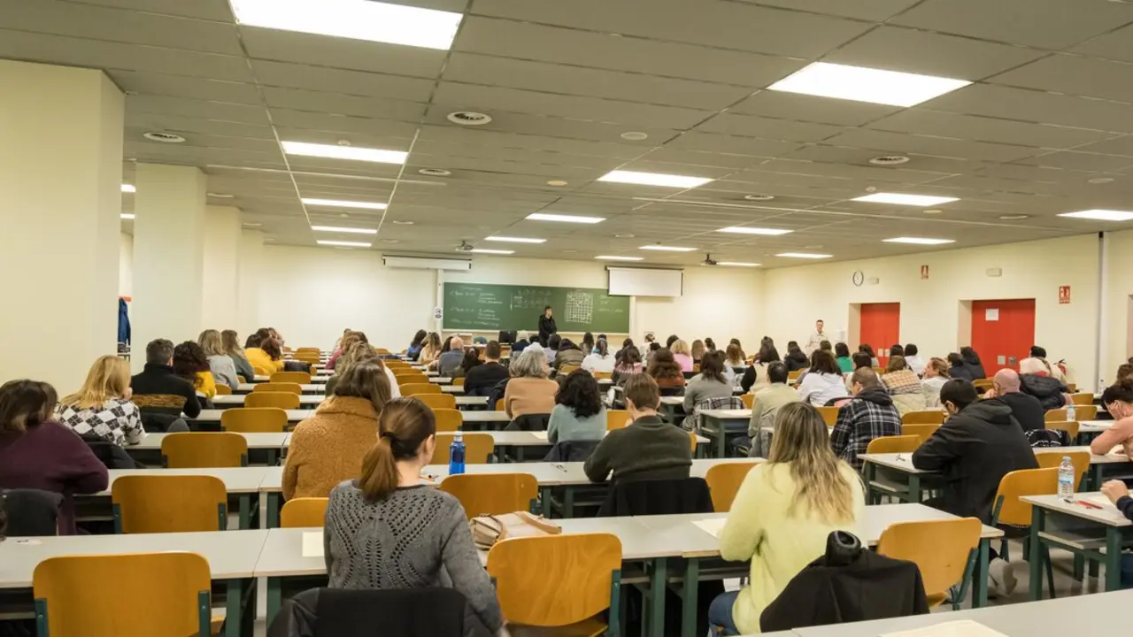 Varias personas en una oposici&oacute;n para la Comunidad Aut&oacute;noma de Cantabria. / Alerta