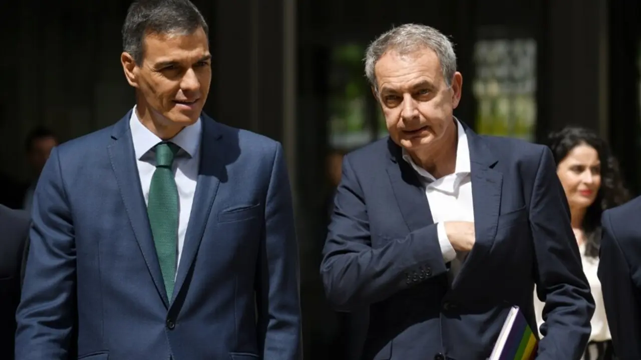 (I-D) El presidente del Gobierno, Pedro S&aacute;nchez y el expresidente del Gobierno Jos&eacute; Luis Rodr&iacute;guez Zapatero. / Fernando S&aacute;nchez