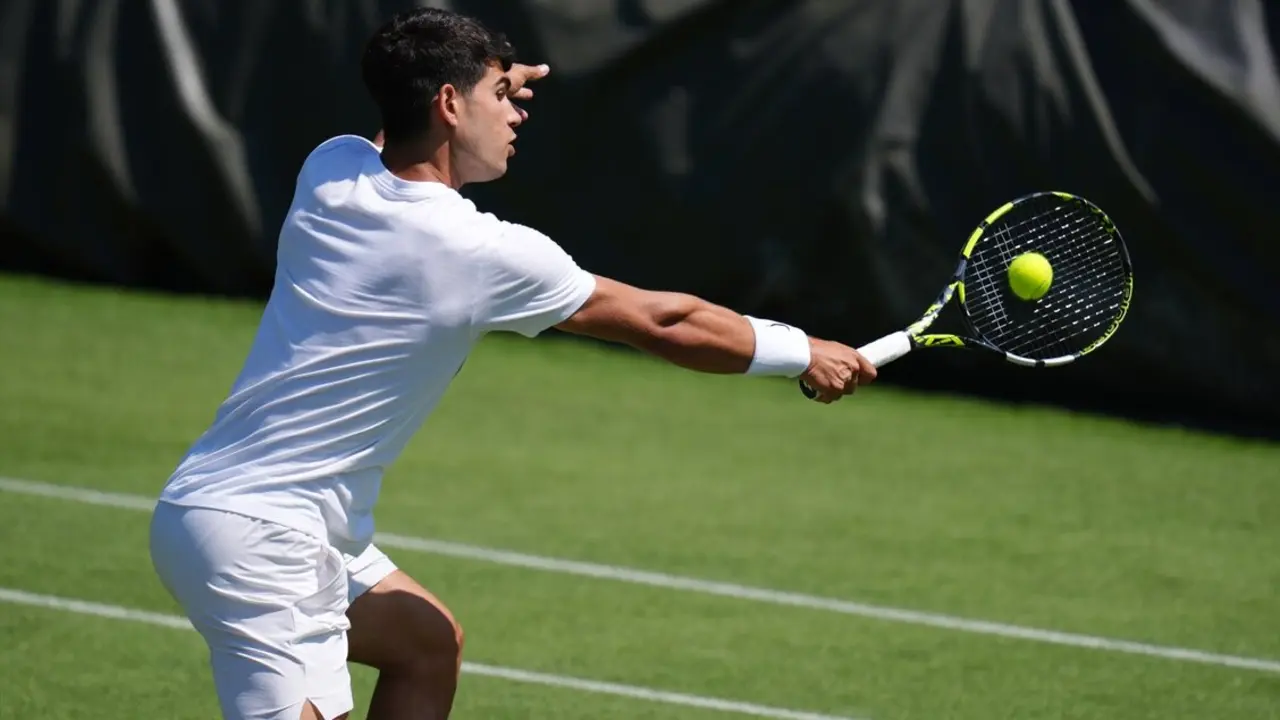 El tenista espa&ntilde;ol, Carlos Alcaraz, durante un entrenamiento en Wimbledon. / John Walton