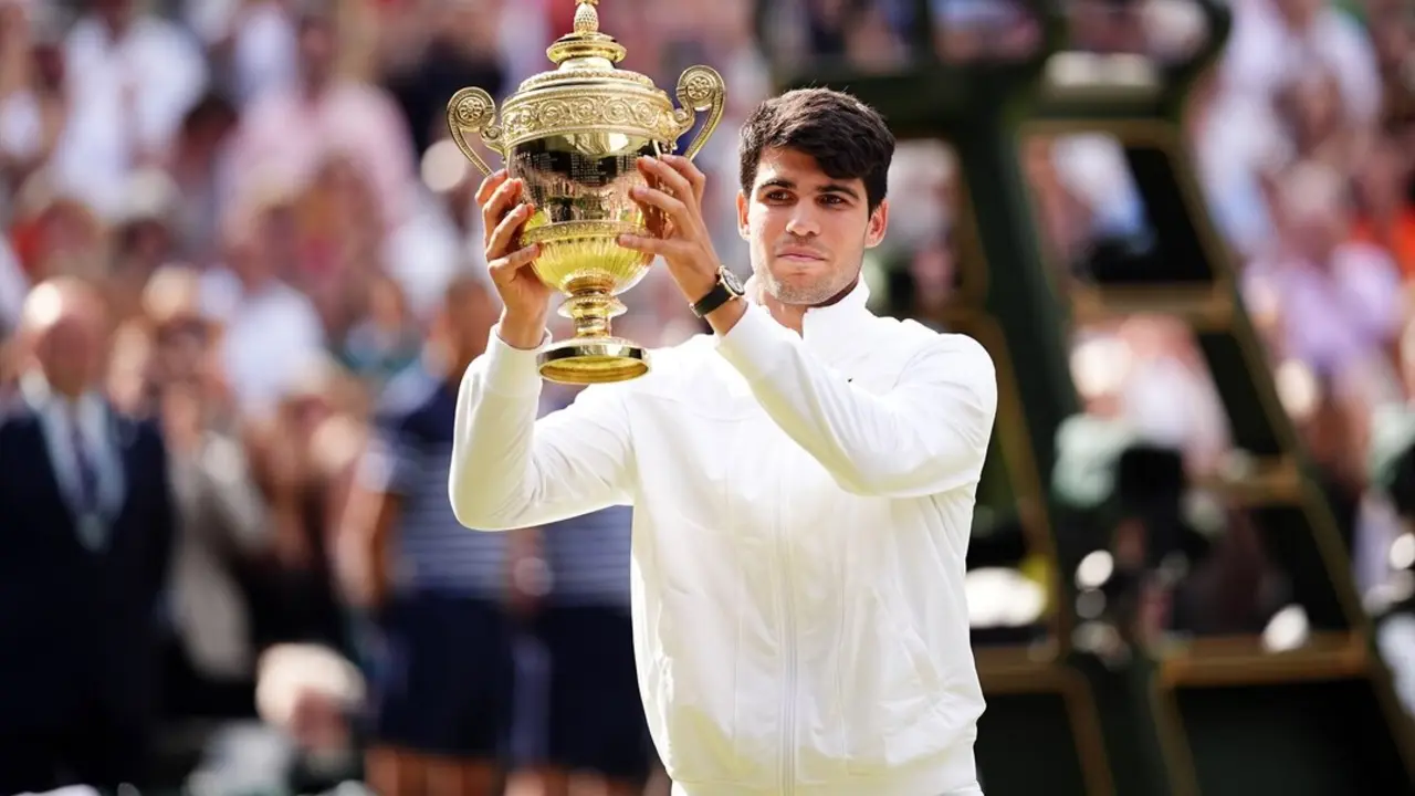 Carlos Alcaraz tras vencer el a&ntilde;o pasado a Novak Djokovic en la final de Wimbledon. / Aaron Chown